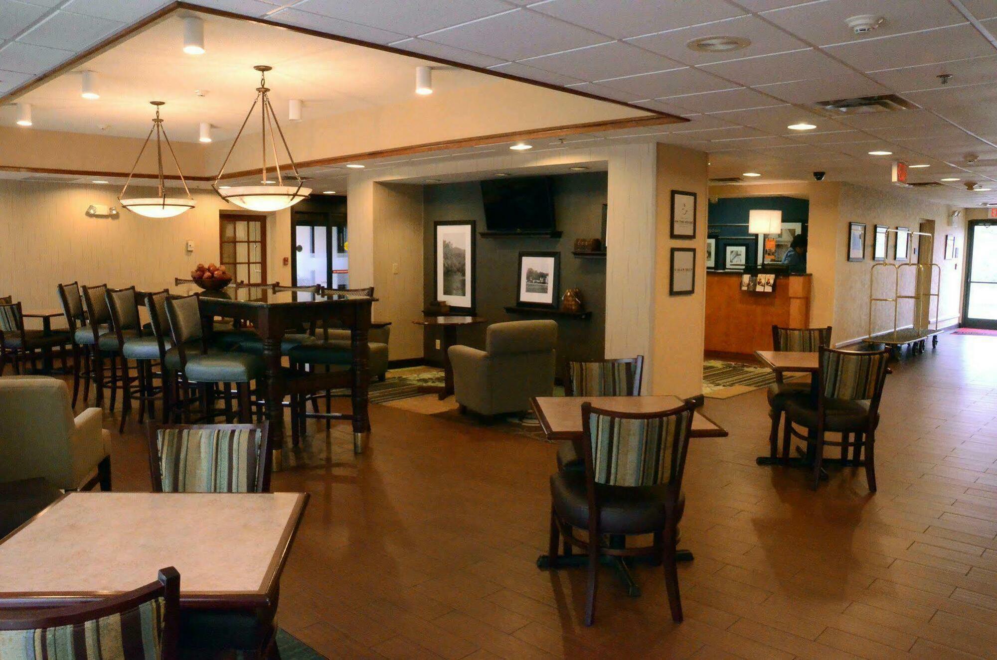 Hampton Inn Abingdon Esterno foto