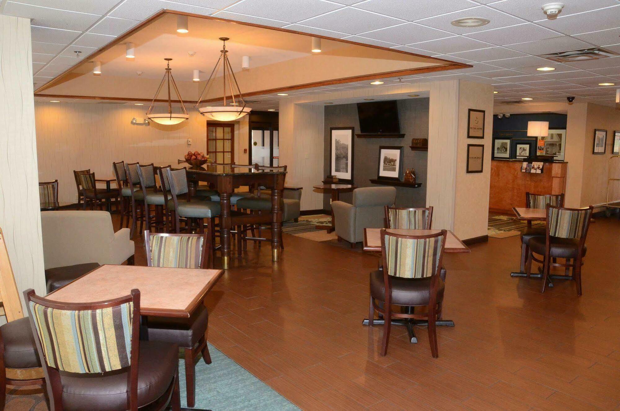 Hampton Inn Abingdon Esterno foto
